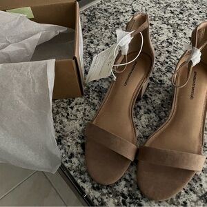 Amazon Essentials Women's Brown Suede heels
